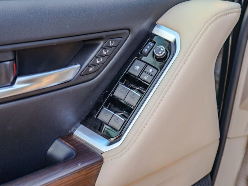 2025 Toyota Land Cruiser Toyota Land Cruiser 300 Series VXR 4.0L Black Beige