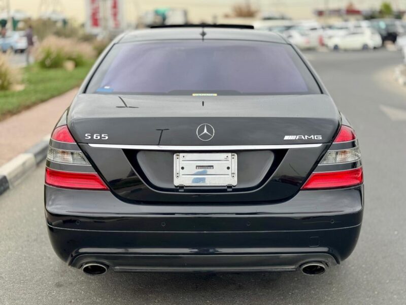 2007 Black Mercedes-Benz S 550 5.5 Liters 8 Cylinders Engine