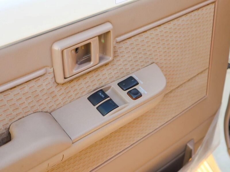 2018 Toyota Land Cruiser Pick Up Std 4.0L Single Cab GCC Specs White Beige