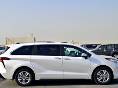 2024 Toyota Sienna 2.5 L Hybrid Powertrain White Beige