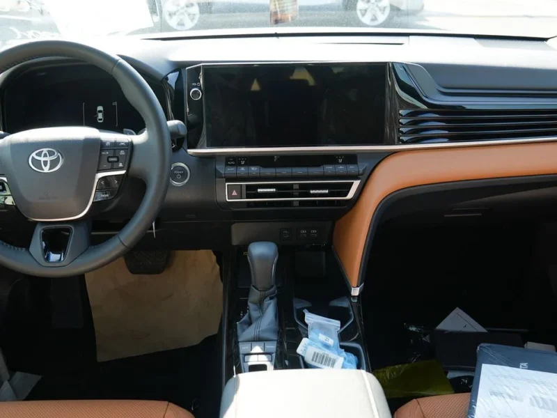 2025 Toyota Camry Hybrid 2.5 L 4 Cylinder Engine Sedan Silver Tan GCC