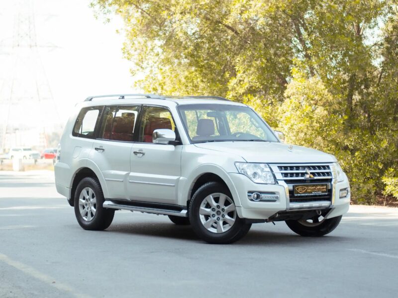 2022 Mitsubishi Pajero GLS 6 Cylinder Engine White Red GCC Specs