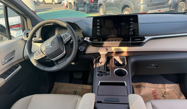 2024 Toyota Sienna 2.5 L inline‑4 with hybrid Synergy Black Grey