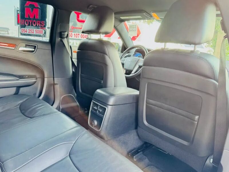 2012 Chrysler 300C Limited 6 Cylinder Engine CLEAN CAR White Black