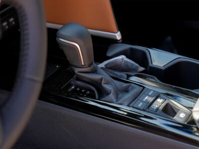 2025 Toyota Camry Hybrid 2.5 L 4 Cylinder Engine Sedan Grey Tan GCC