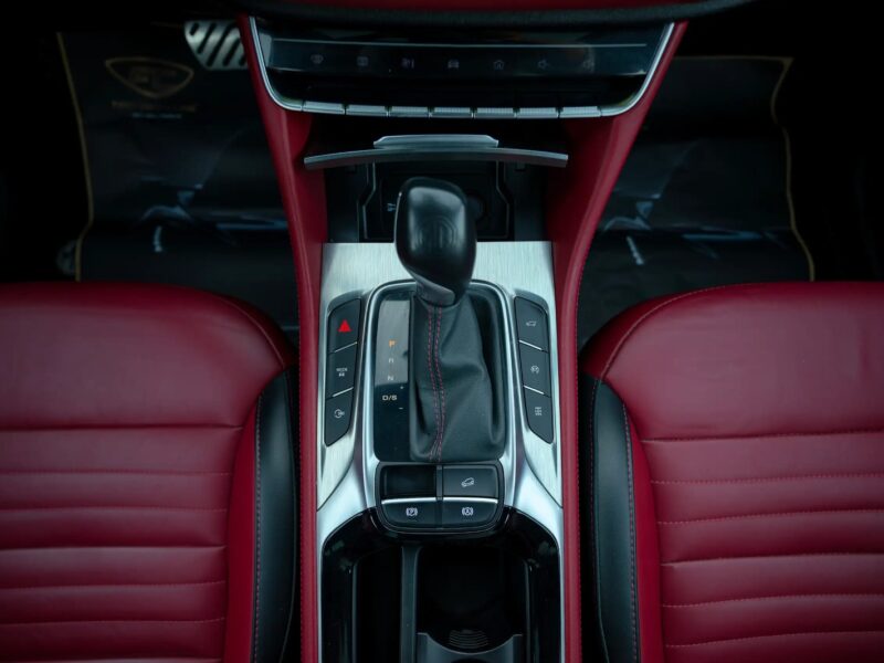 2021 MG HS Luxury 2.0L 4 Cylinder Engine GCC Specs Blue Red