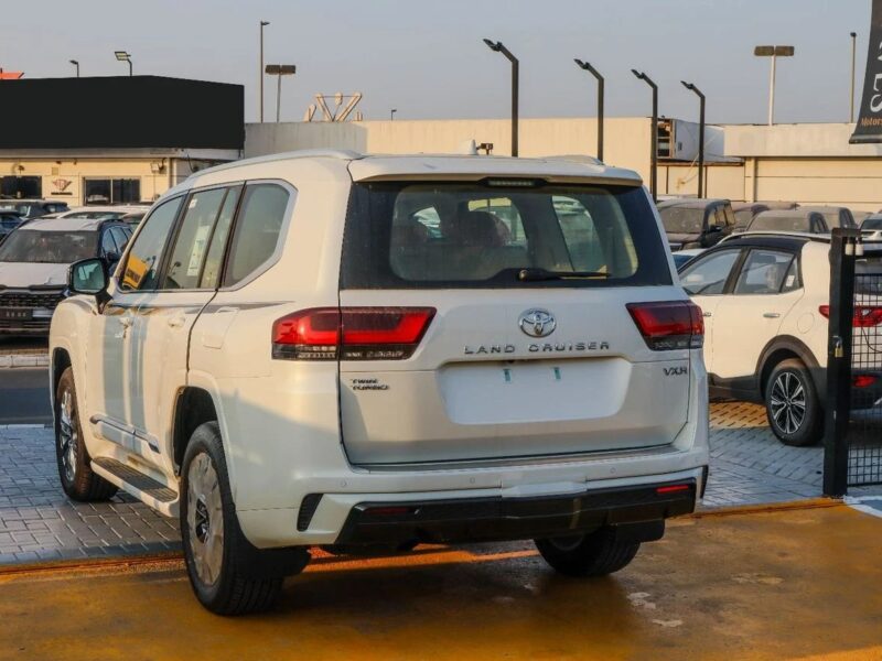 2025 Toyota Land Cruiser VXR 3.5L Twin-Turbo V6 GCC Specs White Beige