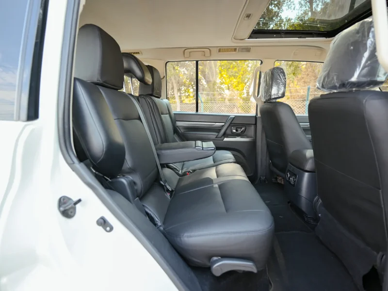 2022 Mitsubishi Pajero GLS 6 Cylinders Engine White Black GCC Specs 4WD