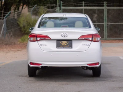 2022 Toyota Yaris E 4 Cylinders Engine White Beige GCC Specs FWD
