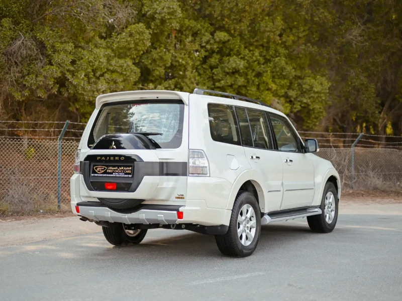 2022 Mitsubishi Pajero GLS 6 Cylinders Engine White Black GCC Specs 4WD