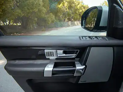 2016 Land Rover LR4 HSE 3.0L 6 Cylinder Engine GCC Specs Silver Black