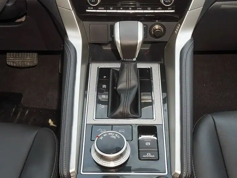 2025 Mitsubishi Montero Sport 3.0L 4WD Petrol White Black GCC Specs