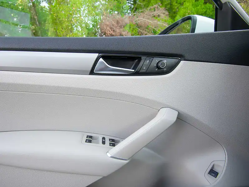 2020 Volkswagen PASSAT Trendline 2.5L 4 Cylinders Engine GCC White Beige