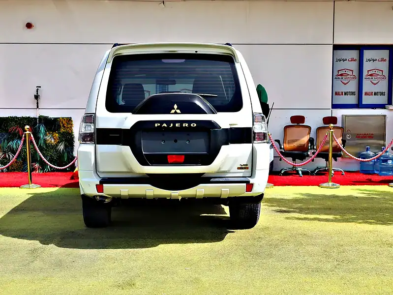 2022 Mitsubishi Pajero GLS 6 Cylinders Engine White Black SUV Full Option GCC