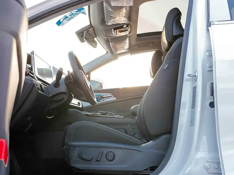 2025 Kia Sportage EX 4 Cylinders Engine White Black SUV GCC Specs