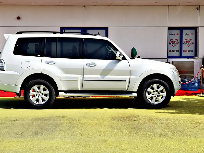 2022 Mitsubishi Pajero GLS 6 Cylinders Engine White Black SUV Full Option GCC