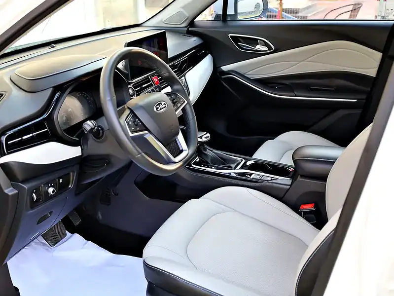 2023 JAC JS4 TURBO 4 Cylinder Engine White Beige SUV GCC Specs