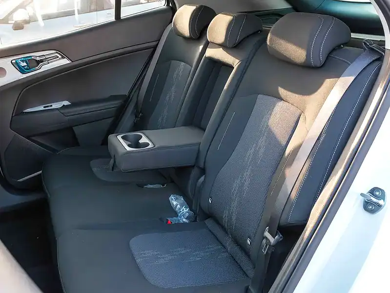 2025 Kia Sportage EX 4 Cylinders Engine White Black SUV GCC Specs