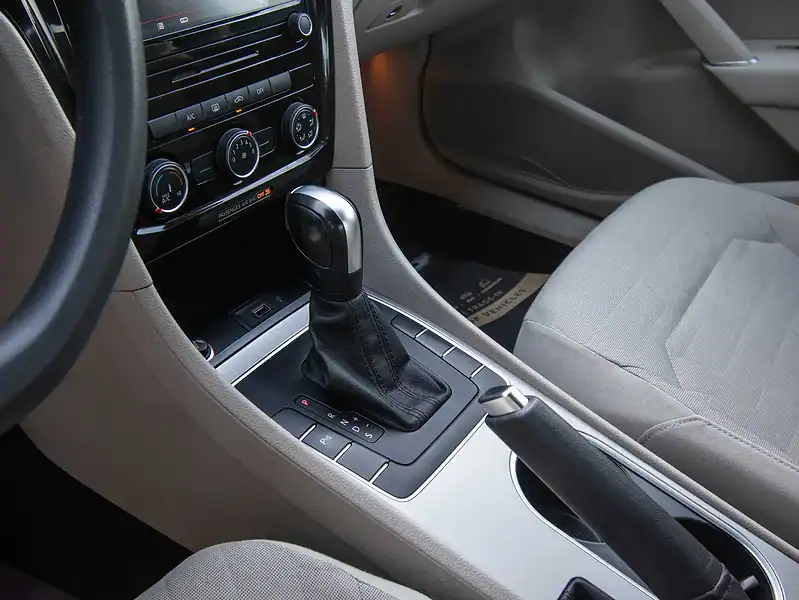 2020 Volkswagen PASSAT Trendline 2.5L 4 Cylinders Engine GCC White Beige