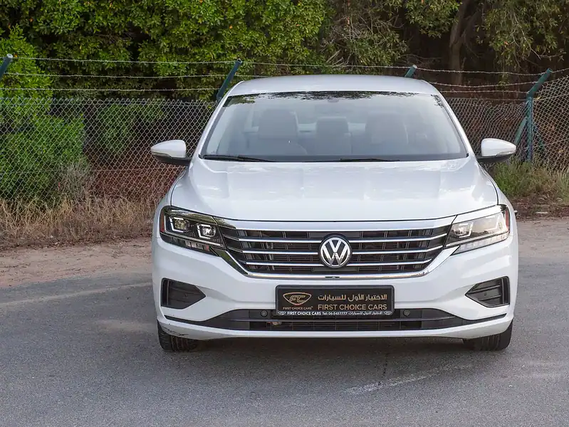 2020 Volkswagen PASSAT Trendline 2.5L 4 Cylinders Engine GCC White Beige