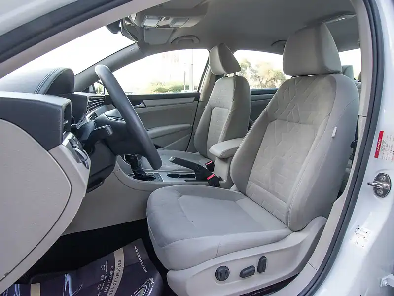 2020 Volkswagen PASSAT Trendline 2.5L 4 Cylinders Engine GCC White Beige