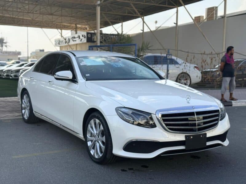 2017 Mercedes-Benz E400 twin-turbocharged V6 petrol engine White Black