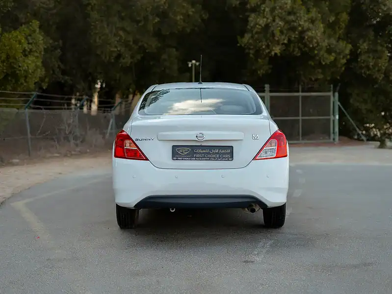2022 Nissan Sunny SV FWD 4 Cylinder Engine White Beige GCC Specs
