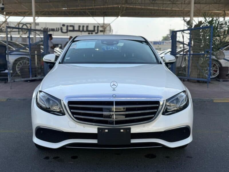2017 Mercedes-Benz E400 twin-turbocharged V6 petrol engine White Black