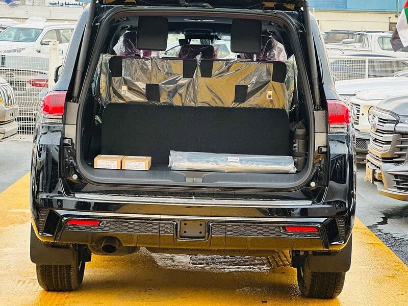 2026 Toyota Land Cruiser VXR 3.5L 6 Cylinder Engine Black Red GCC Specs