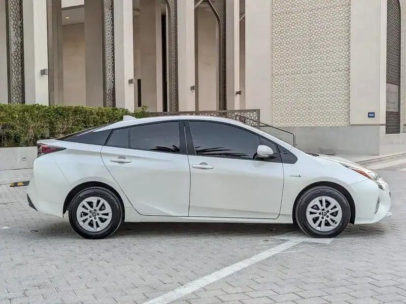 2017 Toyota Prius Iconic Hybrid 4 Cylinder Engine White Grey Sedan GCC