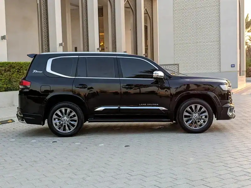 2013 Toyota Land Cruiser GXR 6 Cylinders Engine Black Red SUV GCC Specs