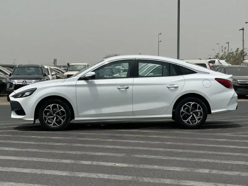 2025 MG MG 5 1.5 L 4 Cylinders Engine White Black Sedan FWD