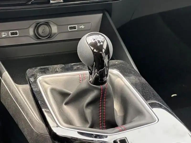 2025 MG MG 5 1.5 L 4 Cylinders Engine White Black Sedan FWD