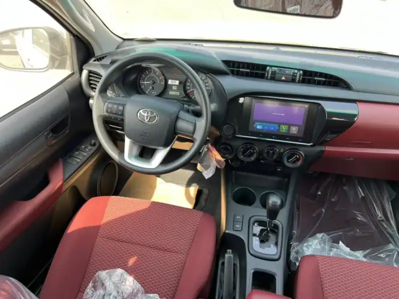 2025 Toyota Hilux TOYOTA HILUX DLX 2.7L AT White Red GCC Specs