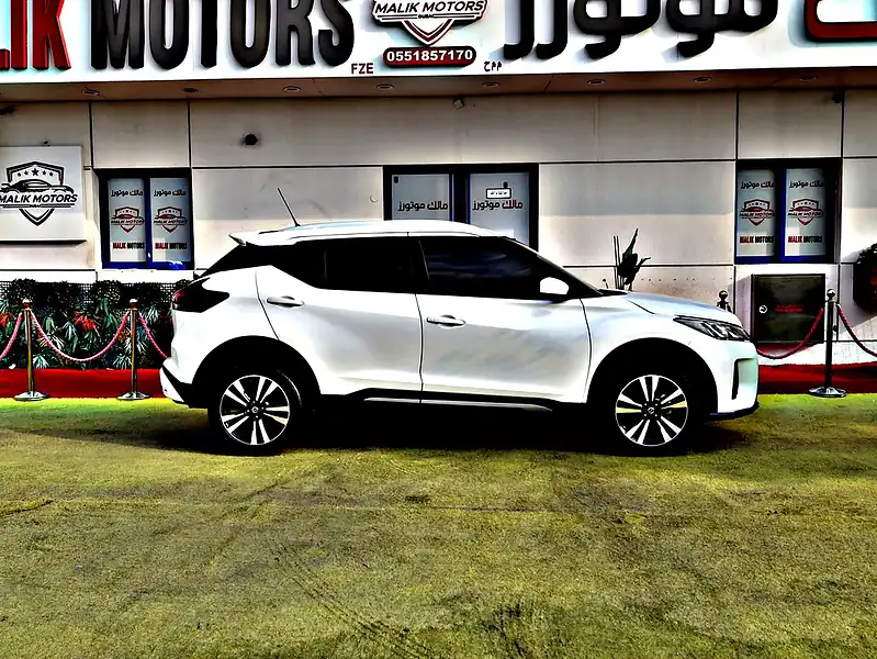 2022 Nissan Kicks SV 4 Cylinder Engine White Black SUV GCC Specs