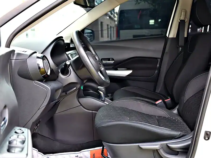 2022 Nissan Kicks SV 4 Cylinder Engine White Black SUV GCC Specs