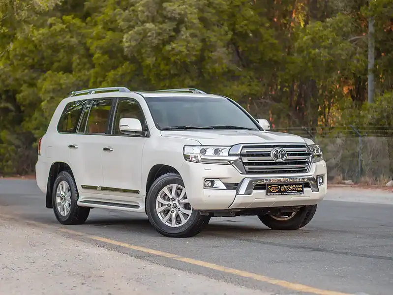 2016 Toyota Land Cruiser GXR 5.7L 8 Cylinders Engine White Brown SUV