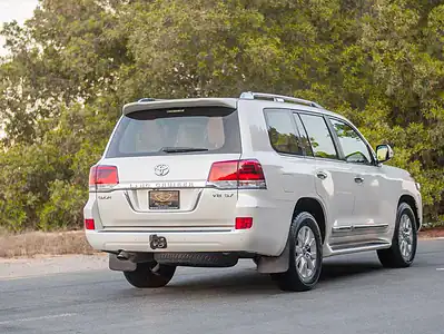 2016 Toyota Land Cruiser GXR 5.7L 8 Cylinders Engine White Brown SUV