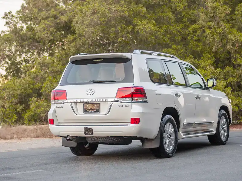 2016 Toyota Land Cruiser GXR 5.7L 8 Cylinders Engine White Brown SUV