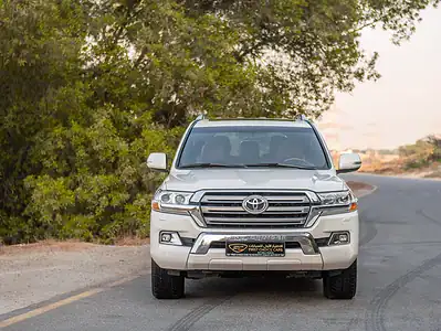 2016 Toyota Land Cruiser GXR 5.7L 8 Cylinders Engine White Brown SUV