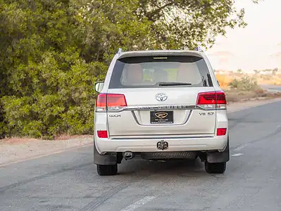 2016 Toyota Land Cruiser GXR 5.7L 8 Cylinders Engine White Brown SUV