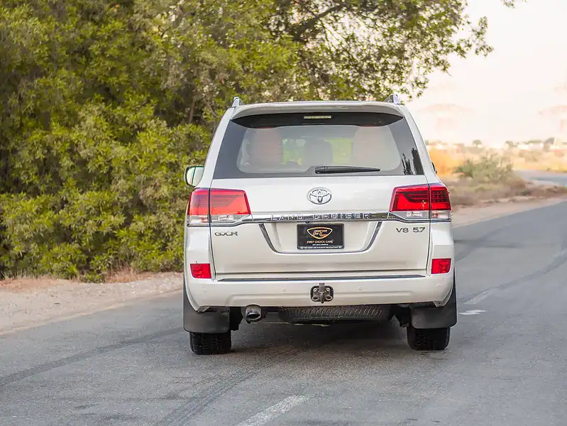 2016 Toyota Land Cruiser GXR 5.7L 8 Cylinders Engine White Brown SUV