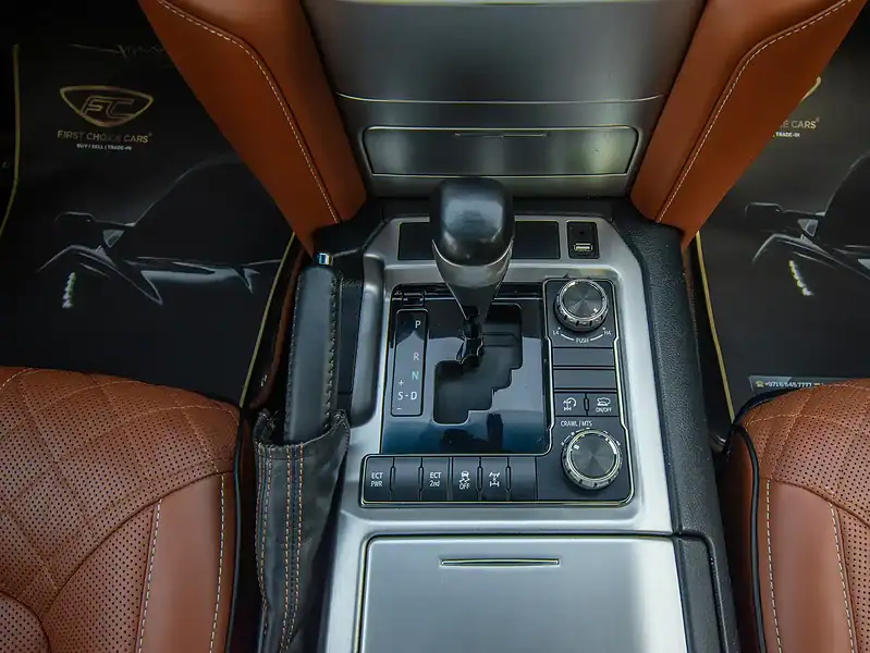 2016 Toyota Land Cruiser GXR 5.7L 8 Cylinders Engine White Brown SUV