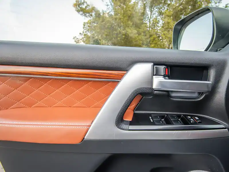 2016 Toyota Land Cruiser GXR 5.7L 8 Cylinders Engine White Brown SUV