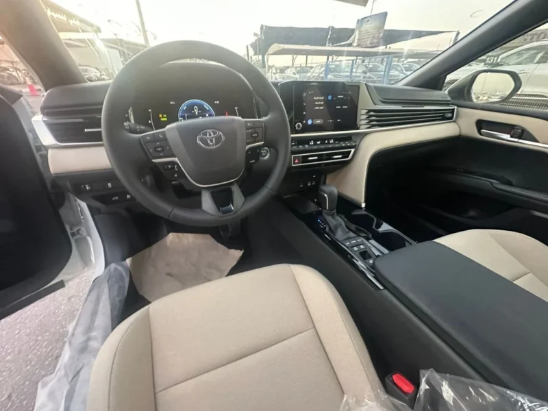 2025 Toyota Camry LE HYBRID 2.5L 4 Cylinders Engine White Sedan GCC Specs