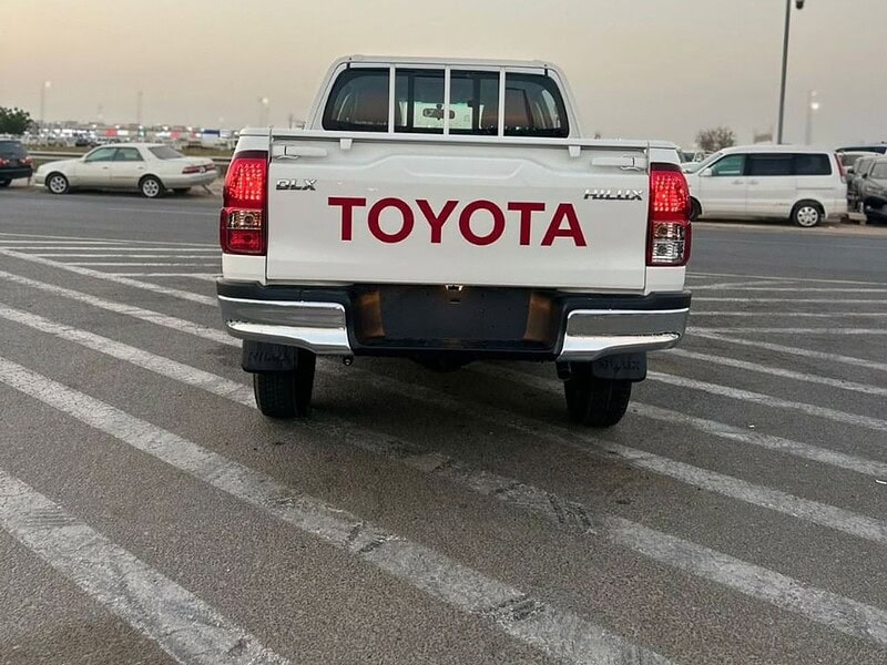 2025 Toyota Hilux DLX BASIC 2.7 4 Cylinder Engine PETROL White Red