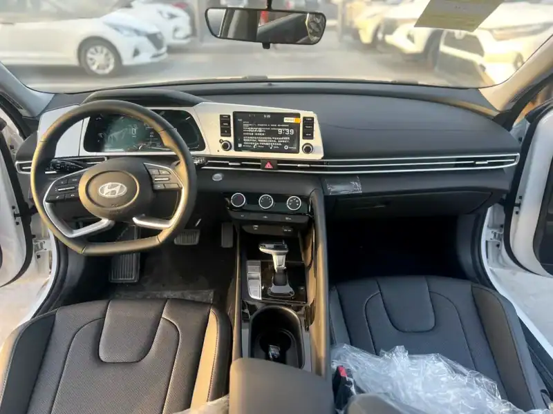 2025 Hyundai Elantra GLX Elite 1.5L 4 Cylinder Engine White Black Sedan