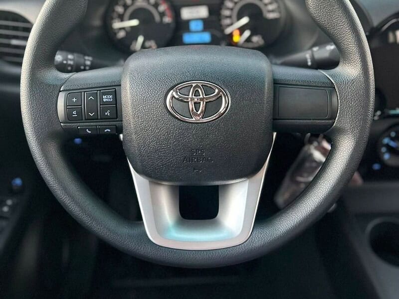 2025 Toyota Hilux DLX BASIC 2.7 4 Cylinder Engine PETROL White Red