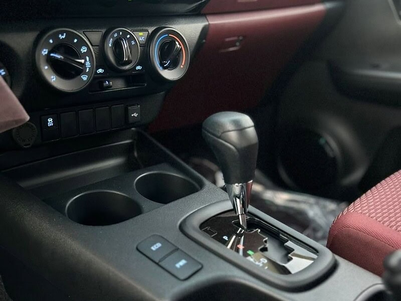 2025 Toyota Hilux DLX BASIC 2.7 4 Cylinder Engine PETROL White Red