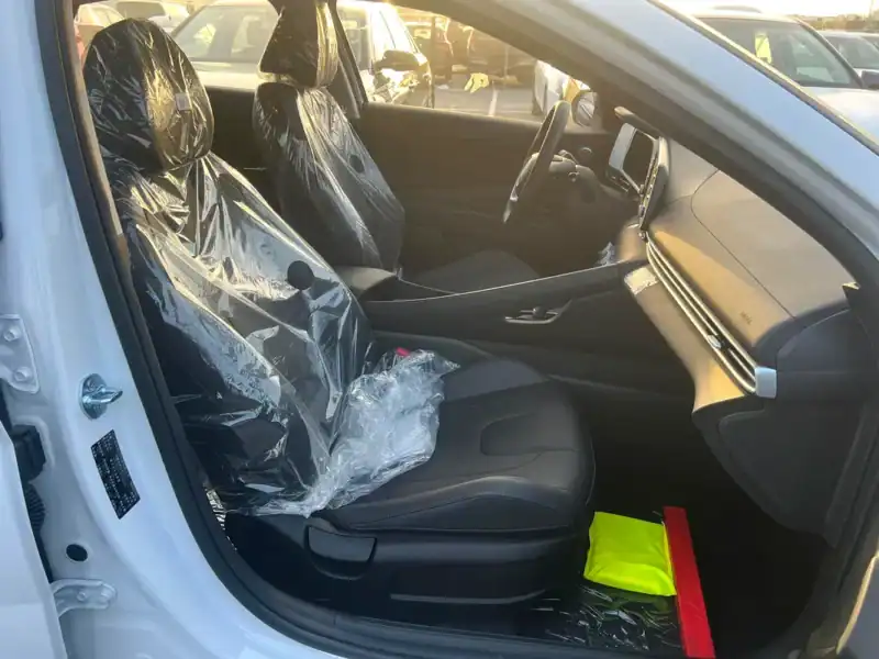 2025 Hyundai Elantra GLX Elite 1.5L 4 Cylinder Engine White Black Sedan